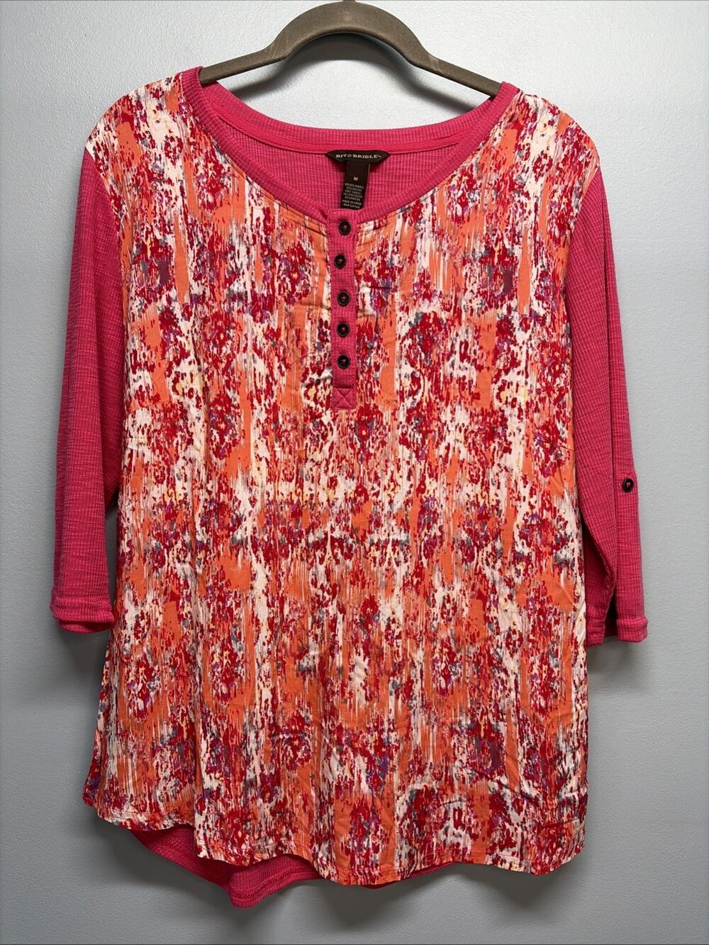 Bit & Bridle Women's Roll Tab Sleeve Blouse Top Sz Med Pink Geometric Knit Back